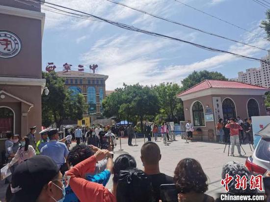 图为考生参加完第一门语文考试后陆续走出考场。 文思睿 摄