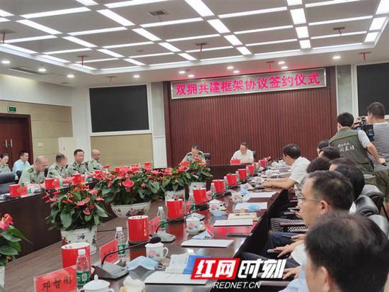 ▲7月1日,长沙市与国防科大签订协议,共建国防科大附中。
