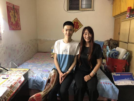 妈妈为了照顾儿子岳蕾,每月花500元在学校对面租了一间房。新京报记者 杜雯雯摄