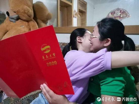 12年的坚持与努力,在拿到通知书的那一刻,母女俩相拥在一起。齐鲁晚报·齐鲁壹点记者 吕奇 摄