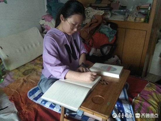 邹怡芳课余时间喜欢读书写字。齐鲁晚报·齐鲁壹点记者 李楠楠 摄