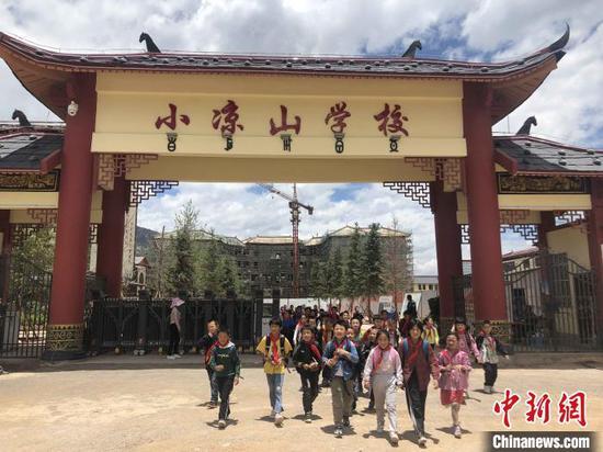图为航拍小凉山学校。小凉山学校供图