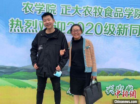 母子俩同到学校报到 周娜 摄
