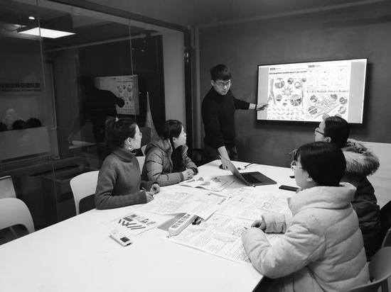 交大师生针对规划设计方案进行研讨