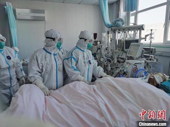 裴艳玲(右一)在新冠隔离病房工作。 裴艳玲供图
