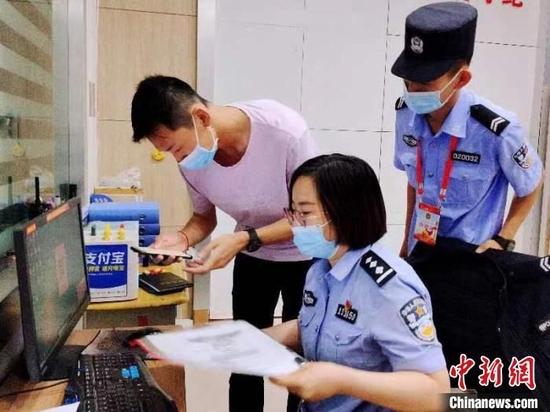 7日晨,库尔勒市民警为高考学生补办身份证。 高珊珊 摄