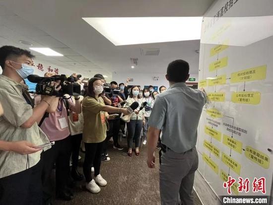 考生及家长认真听取工作人员介绍高考录取流程。 杨茜 摄