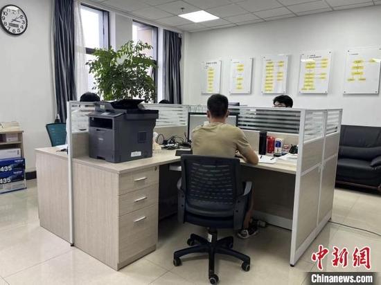 图为工作人员正在认真工作。 杨茜 摄