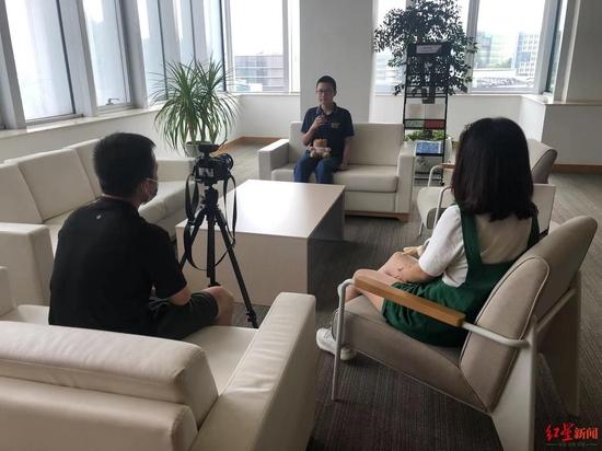 ↑开学第一天,李之城接受学校宣传组采访