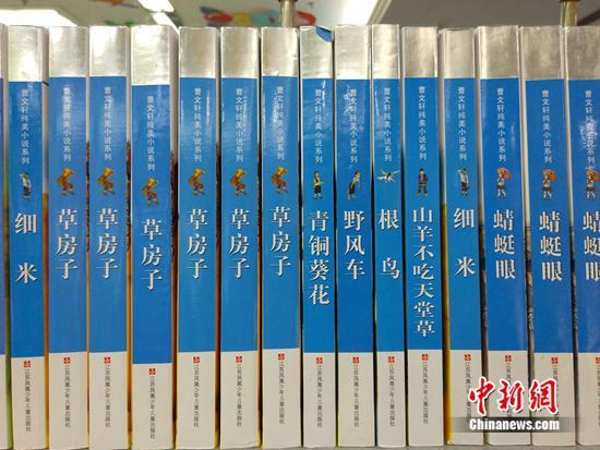 书架上的曹文轩系列丛书。 任思雨 摄