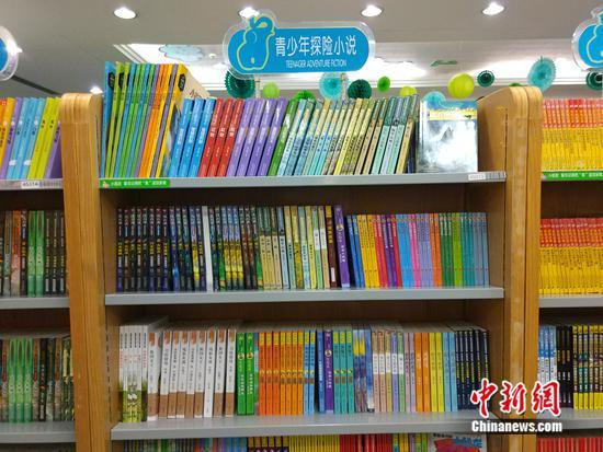 北京某书店内,青少年探险小说受到很多孩子喜爱。 任思雨 摄