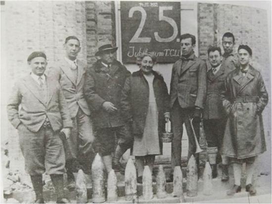 德国教授和一只只硕大的炸弹弹头一起合影留念,1932年。