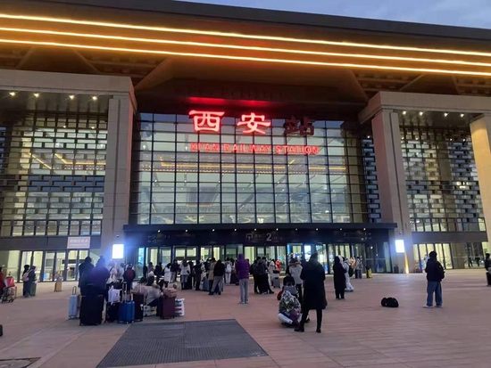 2021年12月27日傍晚,滞留在西安火车站的考生们。受访者供图