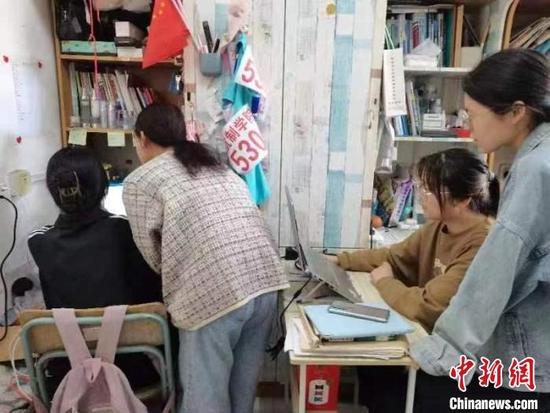 图为南昌航空大学航空制造工程学院的学生们正在寝室学习。 南昌航空大学航空制造工程学院 供图