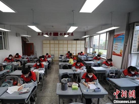 资料图:长春市第二中学的高三学生在复习功课。刘栋 摄