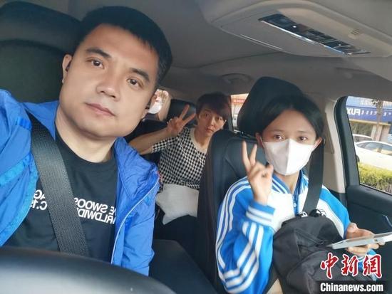图为赵玉波一家三口在6月7日开考前夕自拍。 赵玉波供图
