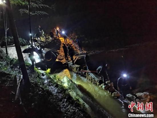 图为应急抢险队员连夜对排水设施进行加固。 王炳尧 摄