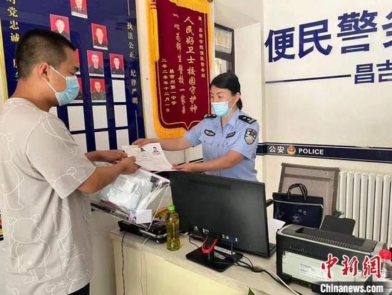 7日,昌吉市民警为考生办理临时身份证。 柯振宇 摄