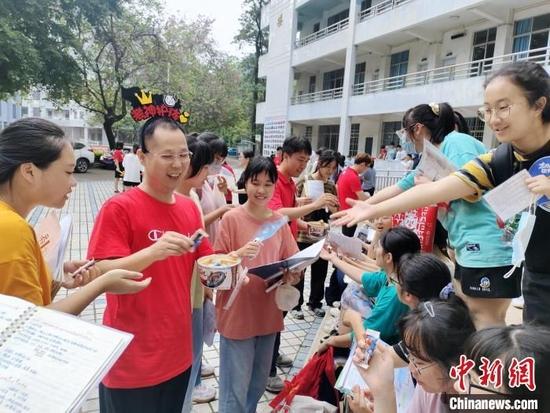 6月8日,广西柳州市第六中学的高考考点,送考老师卢武为考生做考前准备。 受访者提供
