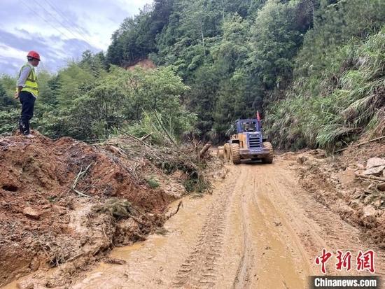 图为中铁二十二局装载机清理古田镇道路塌方。 王炳尧 摄