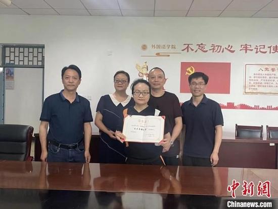 张沁雨在毕业之际获得西华大学“自立自强之星”荣誉称号。 西华大学供图