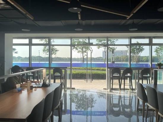 “考研新城”临湖,复习累的时候,不少学生会去湖边步道走两圈。