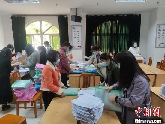 莆田市教育局联合莆田市教师进修学院精心为高考生准备复习材料。 福建省莆田市教育局供图