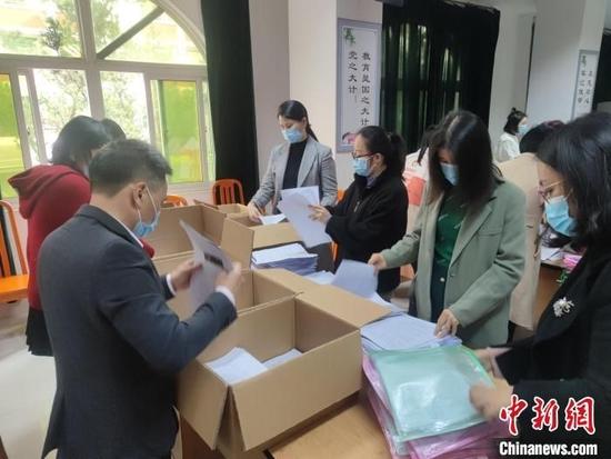 莆田市教育局联合莆田市教师进修学院精心为高考生准备复习材料。 福建省莆田市教育局供图