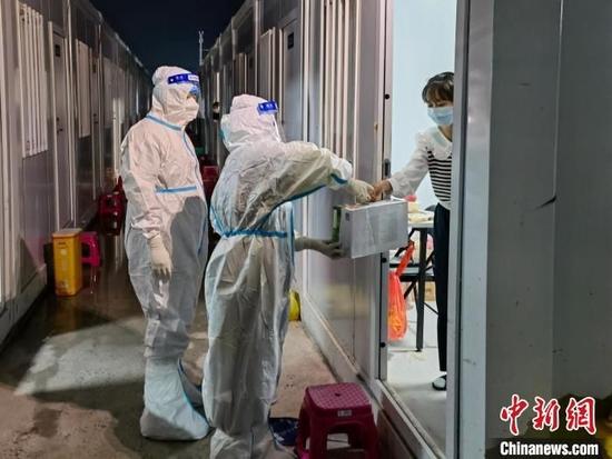 志愿者给方舱隔离点考生送爱心生活用品。 福建省莆田市教育局供图