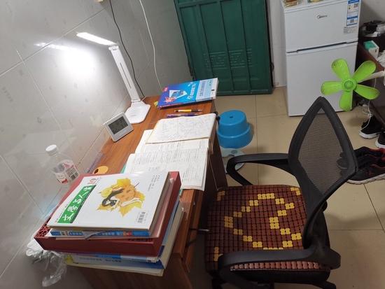 目前,唐尚珺在广西大学附近租房,备战第15次高考。受访者 供图