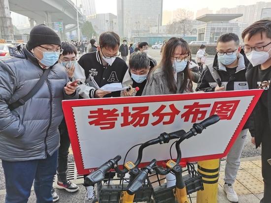 ↑2023年1月8日,武汉理工大学考点,参加2023国考的考生步入考点。图据视觉中国