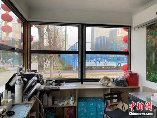 孙晴在咖啡店兼职。受访者供图