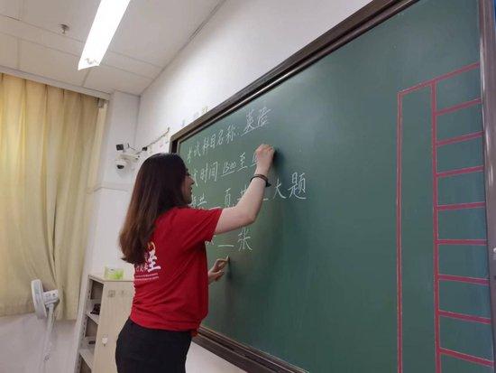 主监考员在黑板上写下考试信息。