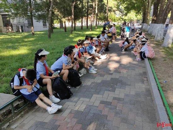 ▲清华大学内的研学团