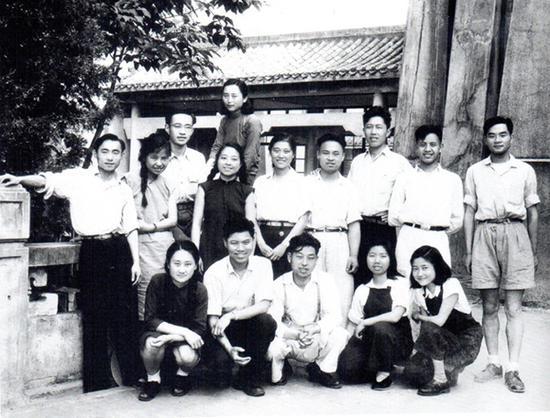 1950年,武汉大学化学系1950届毕业生毕业合影。后排左三为查全性。