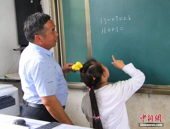 杨少成教学生做数学题。梁俊 摄
