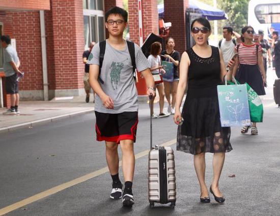 9月2日,复旦大学迎来2018级本科新生。董俊 图