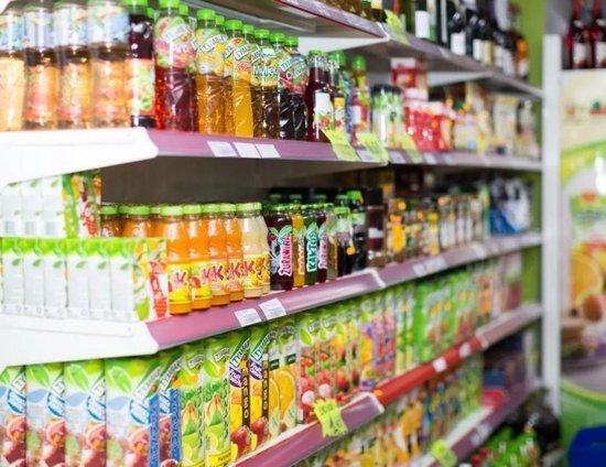 ↑小卖部货架上的饮品。图据图虫创意