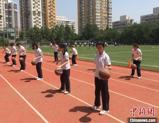 北京市第十八中学初三年级学生上体育课。 杜燕 摄