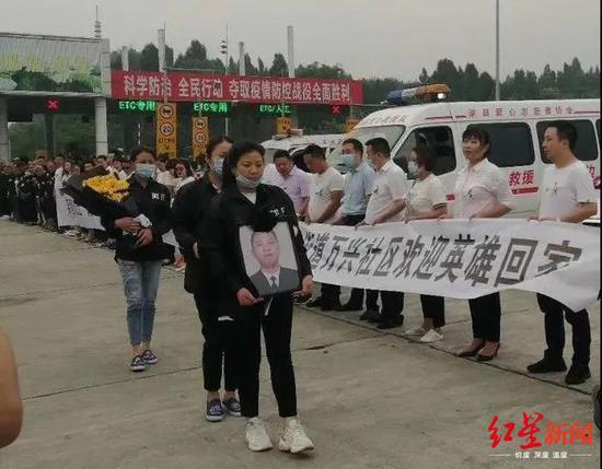 ↑接英雄回家现场 图据传播渠县