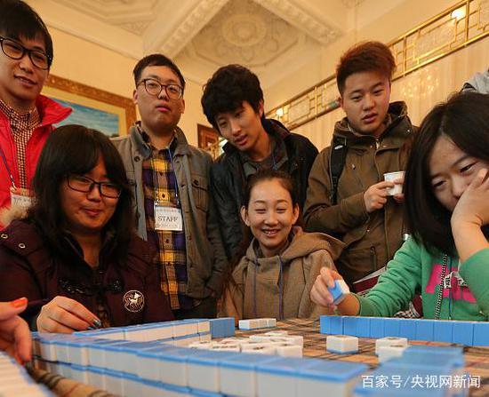 韩国学生“搓麻”感受中国文化(视觉中国)