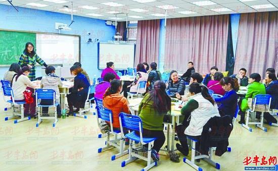 青岛51中专门给初一的家长代表“开小灶”,专门探讨小升初衔接的难题。