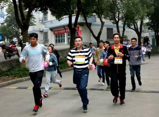 江苏大学校长袁寿其(中)与师生一同挑战“迷马”。江苏大学 徐伟/摄