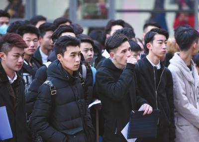 中戏,考场外紧张等候的考生们。新华社发