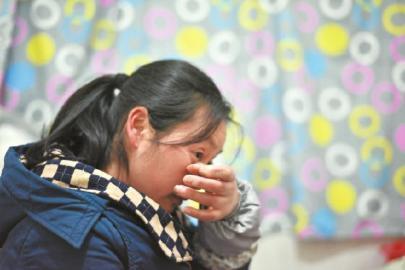 17日,植大姐说到儿子不禁泪湿眼眶。