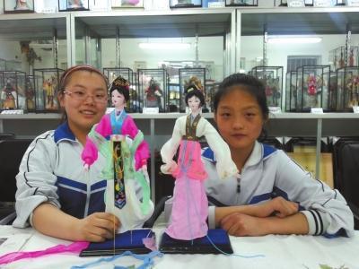 学生们做起绢塑工艺品,当起绢塑讲解员。学校供图