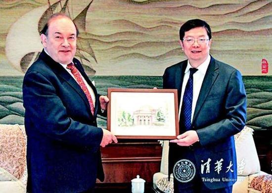 奥利弗·罗斯柴尔德(左)上月访问清华大学,获校长邱勇赠送纪念品。