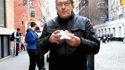 排队买煎饼的歪果仁