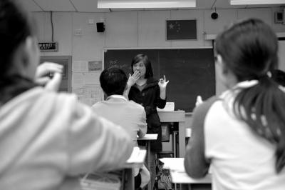4月6日,东城特教的高三聋哑学生准备“高考”最后的冲刺。语文老师王相正在用手语给同学们讲解。京华时报记者王海欣摄