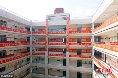 2016年3月26日,湖北省襄阳市,一所高级中学冲刺高考的正能量励志横幅挂满校园。图片来源:视觉中国
